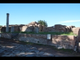 06934 ostia - regio i - insula ix - curia (i,ix,4) - blick von der decumanus maximus.jpg